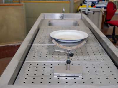 Col professore ci avventuriamo tra i dettagli pi� inquietanti del posto. Ai due lati del tavolo autoptico sono disposti il gi� citato lavello e una mezzaluna in metallo sulla quale veniva adagiata la testa del cadavere